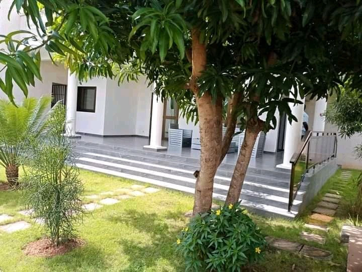 VILLA 6 PIÈCES À VENDRE À AGOÈ SOGBOSSITO – 1KM DU GOUDRON