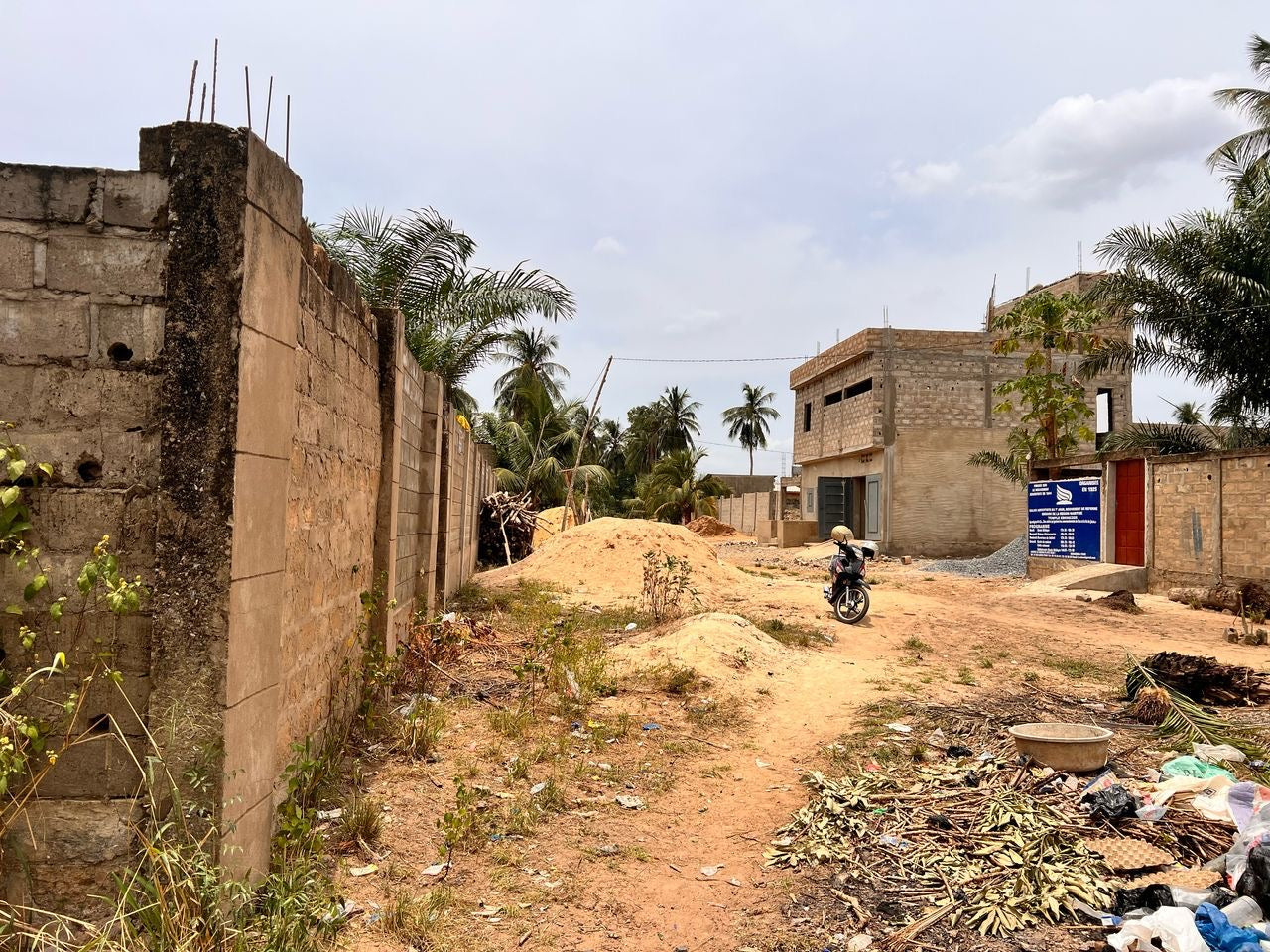 2 LOTS CLÔTURÉS À VENDRE À ADÉTIKOPÉ – CARREFOUR WEEL CITY – 500M DU GOUDRON – TITRE FONCIER – 30 MILLIONS LE TOUT