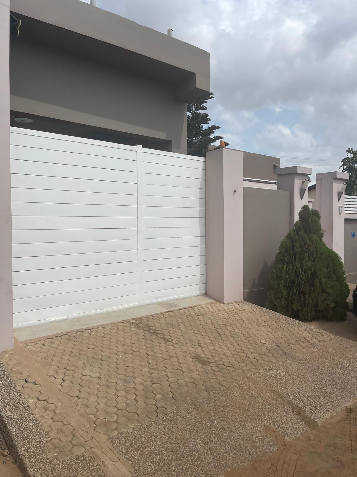 VILLA DE 2 CHAMBRES À VENDRE À LA CITÉ MOKPOKPO, ADIDOGOMÉ – DEMI LOT ANGLE RUE