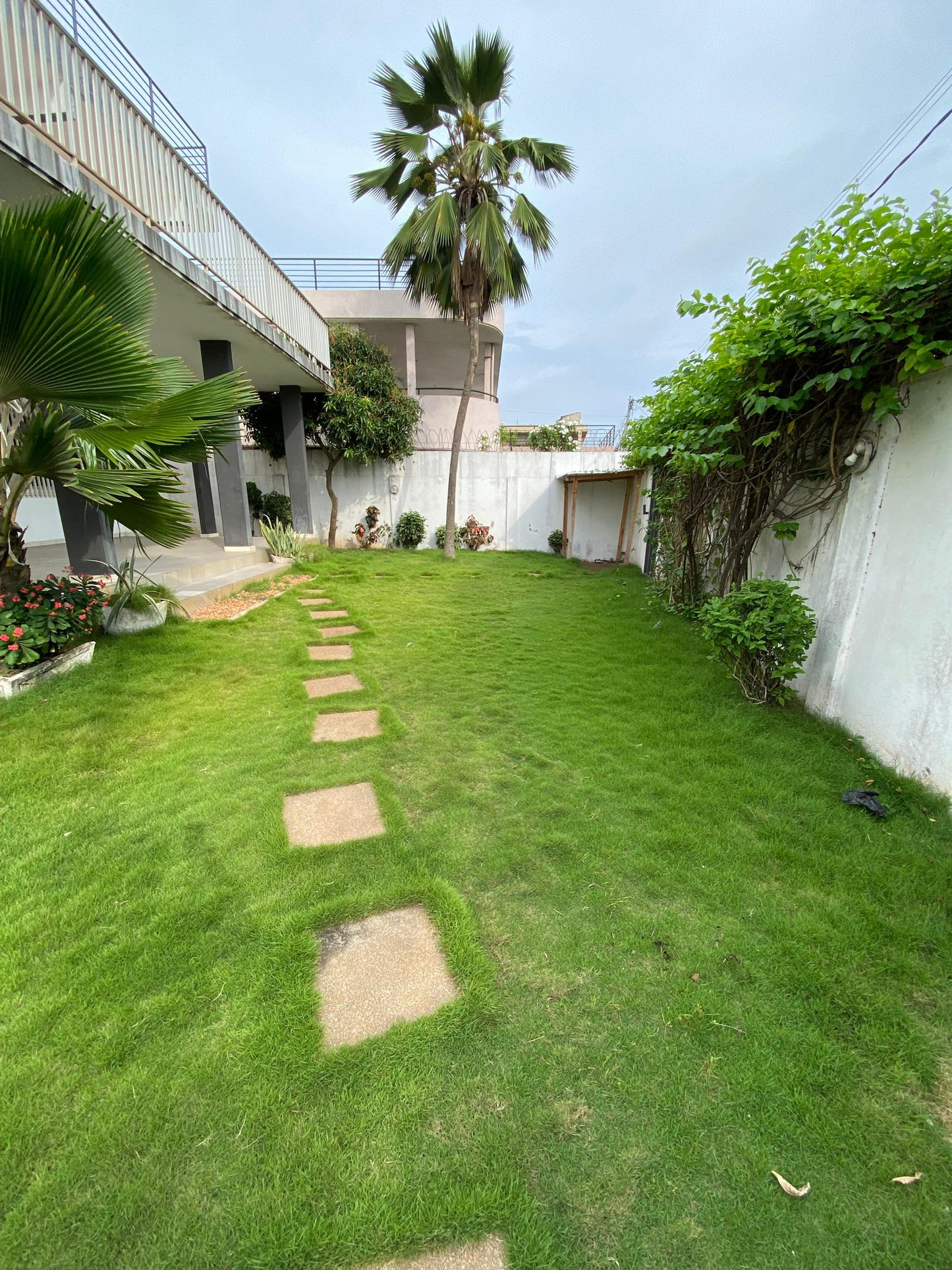 Villa duplex avec jardin à louer à Ablogamé Sarakawa – 300000 FCFA