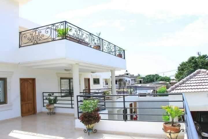 À LOUER – VILLA DUPLEX MEUBLÉE AVEC PISCINE À AKODÉSSÉWA – 1.500.000 FCFA/MOIS