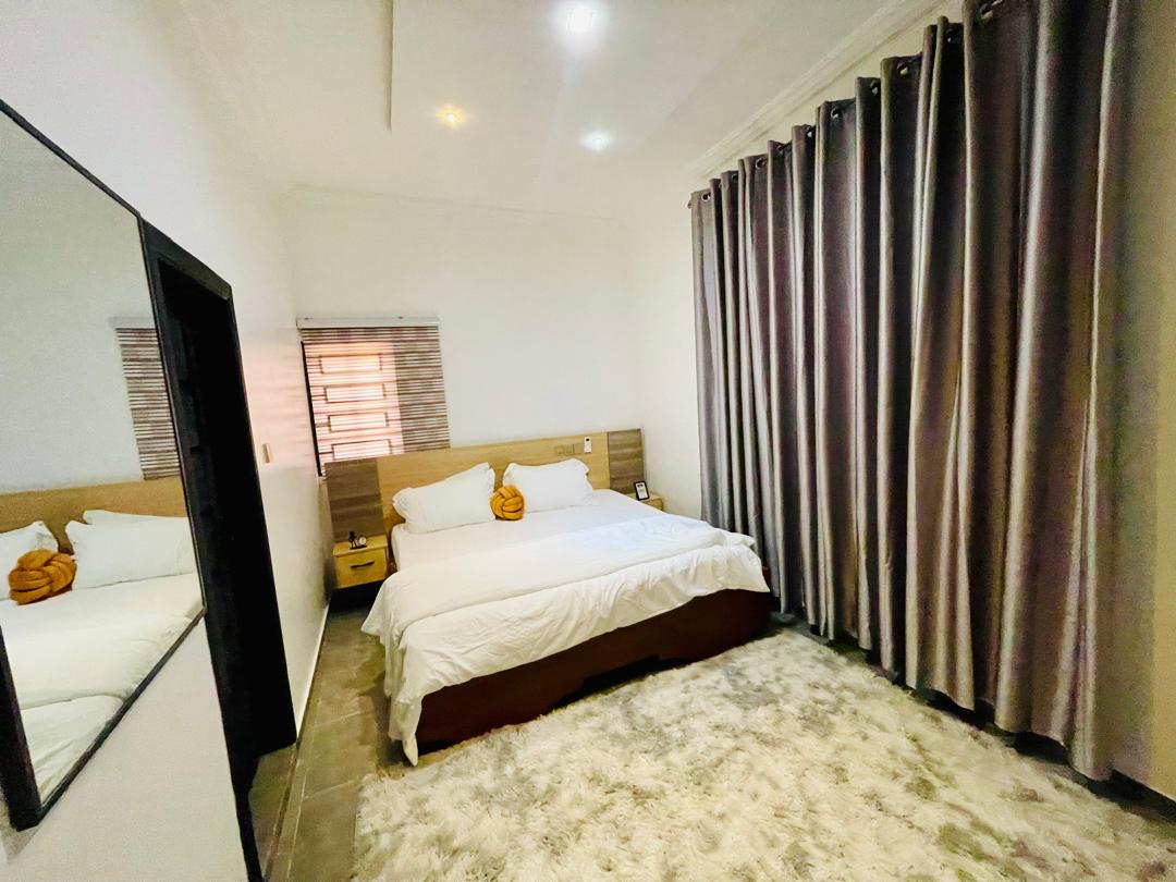 À LOUER – APPARTEMENT MEUBLÉ 2 CHAMBRES À NYÉKONAKPOÉ – 400.000 FCFA