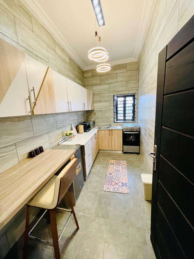 À LOUER – APPARTEMENT MEUBLÉ 2 CHAMBRES À NYÉKONAKPOÉ – 400.000 FCFA