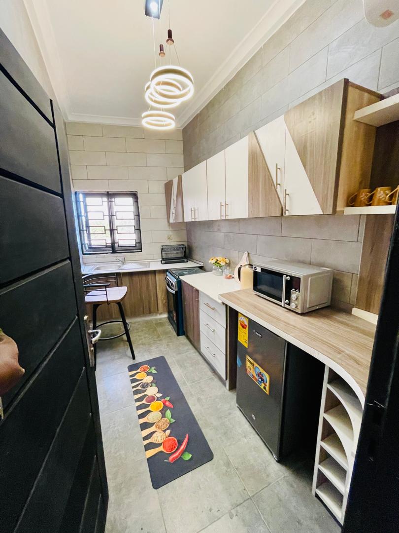 À LOUER – APPARTEMENT MEUBLÉ 2 CHAMBRES À NYÉKONAKPOÉ – 400.000 FCFA