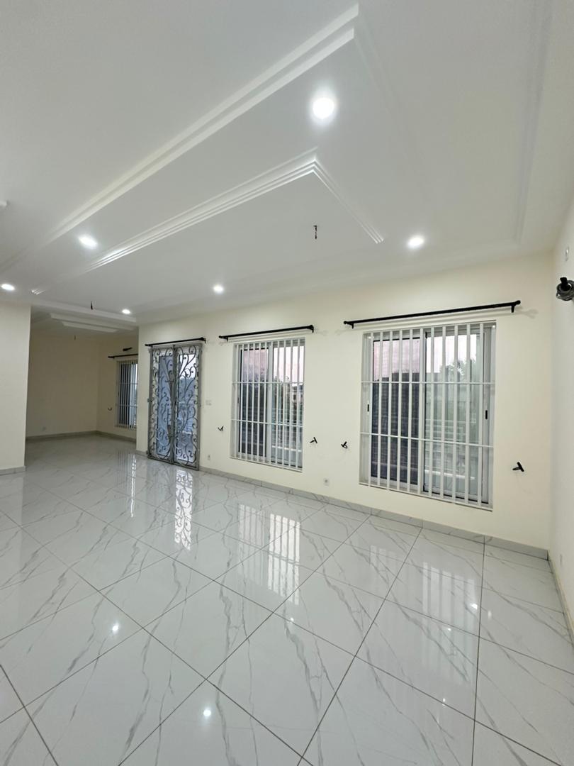 À VENDRE – VILLA DUPLEX DE 9 PIÈCES SUR DEMI-LOT À AGOÈ ATCHANVÉ
