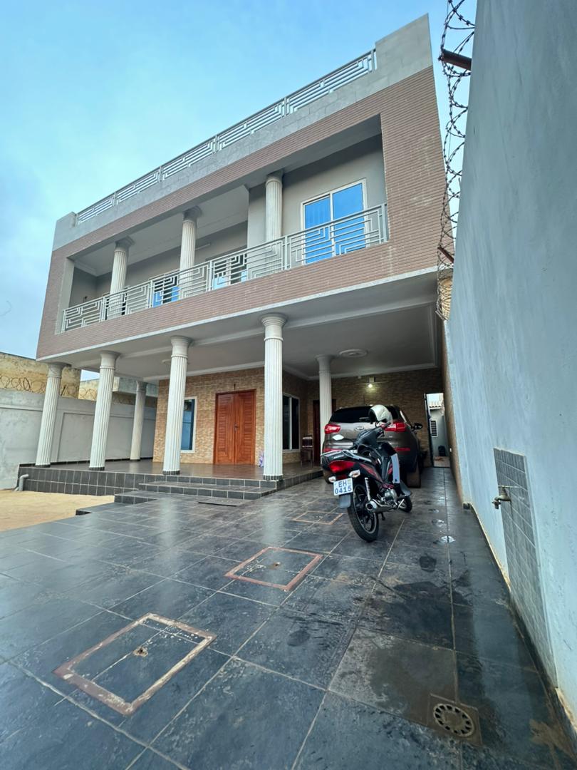À VENDRE – VILLA DUPLEX DE 9 PIÈCES SUR DEMI-LOT À AGOÈ ATCHANVÉ
