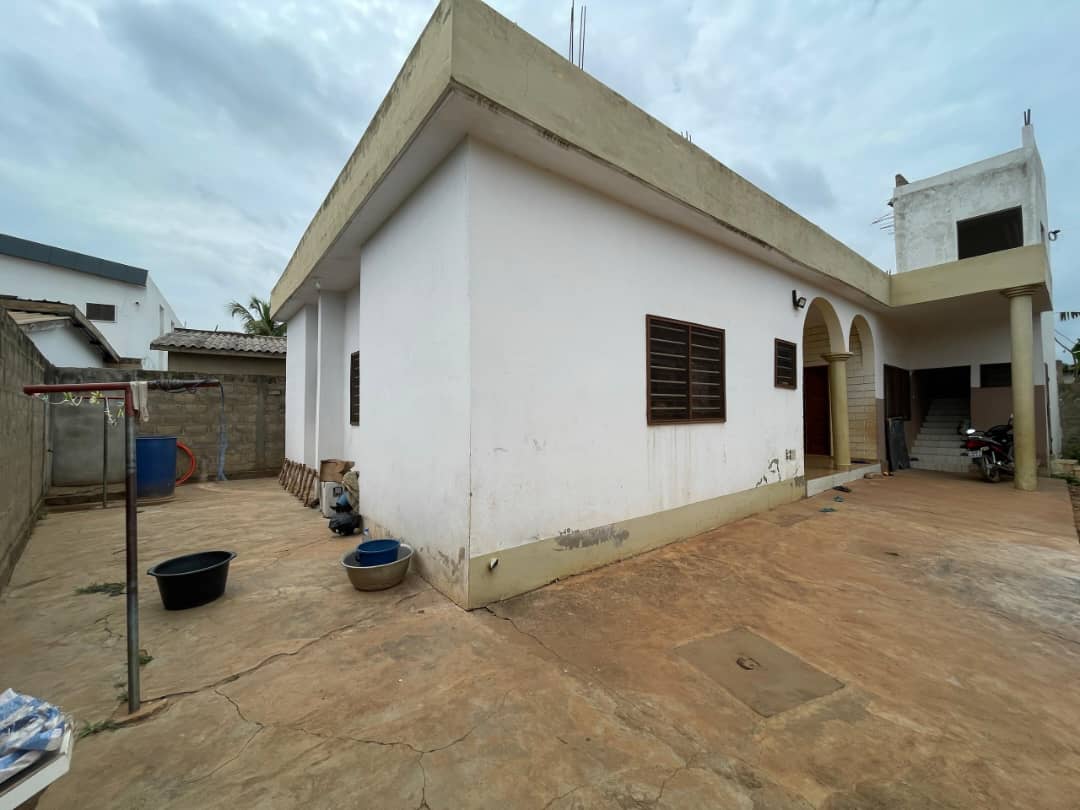 VILLA DE 4 PIÈCES À VENDRE À SÉGBÉ AKATO – 600M DU GOUDRON
