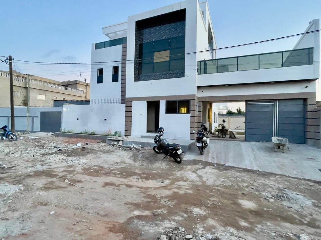 LOMÉ – TOKOIN CASABLANCA – VILLA TRIPLEX 6 PIÈCES À VENDRE