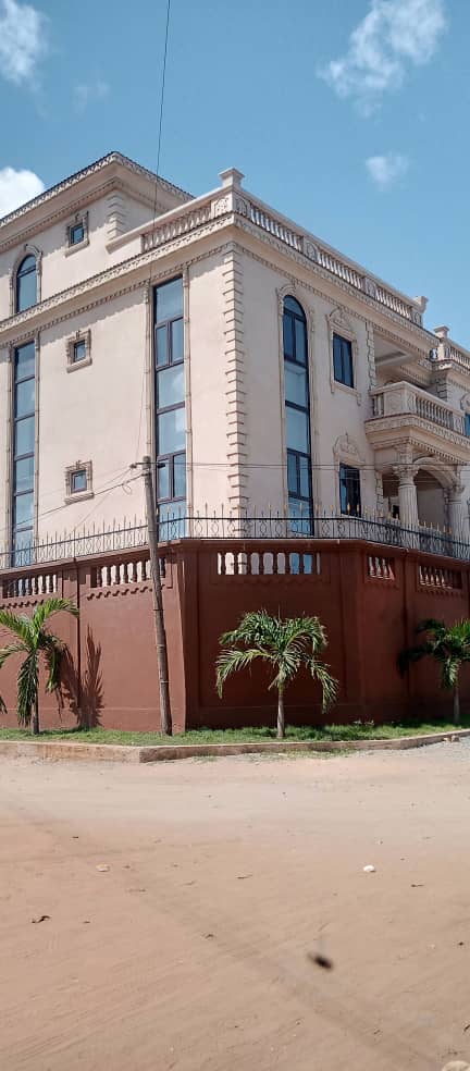 VILLA DE 10 PIÈCES À VENDRE À TOKOIN FOREVER À 30M DU GOUDRON