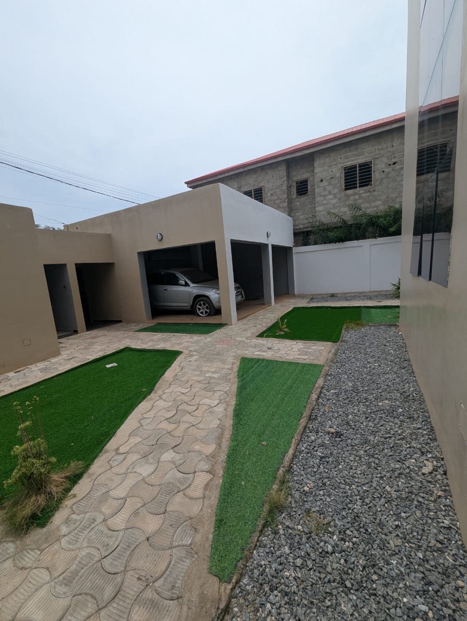 À VENDRE – VILLA DUPLEX AVEC PISCINE À AGODÉKÉ (155 MILLIONS FCFA)
