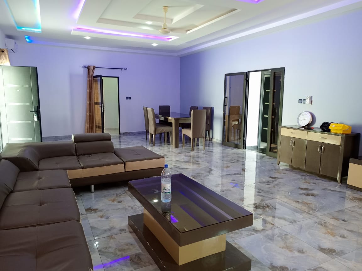 À VENDRE – VILLA DUPLEX AVEC PISCINE À AGODÉKÉ (155 MILLIONS FCFA)