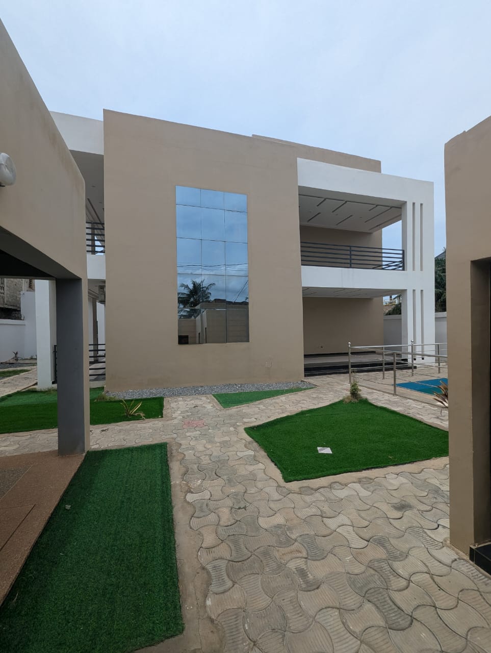 À VENDRE – VILLA DUPLEX AVEC PISCINE À AGODÉKÉ (155 MILLIONS FCFA)