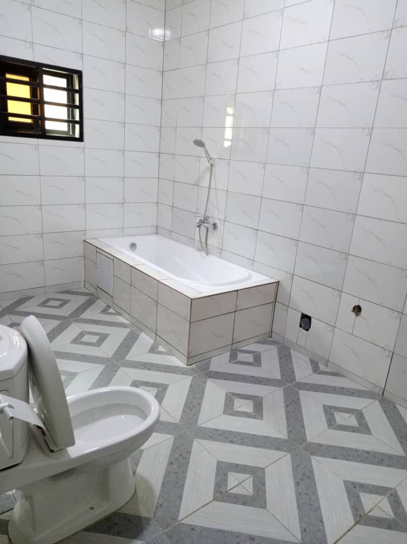 À VENDRE – VILLA DUPLEX AVEC PISCINE À AGODÉKÉ (155 MILLIONS FCFA)