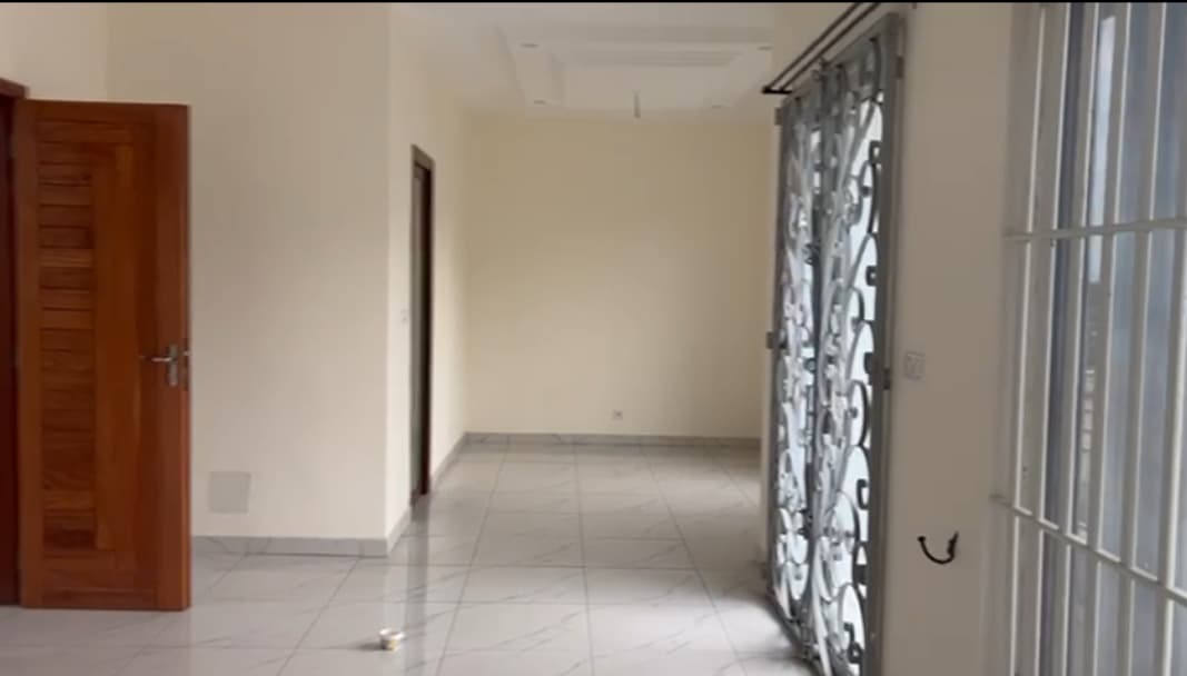 À VENDRE – VILLA DUPLEX DE 9 PIÈCES SUR DEMI-LOT À AGOÈ ATCHANVÉ