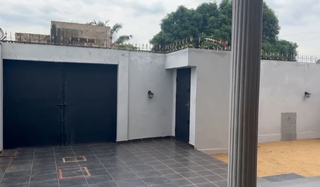 À VENDRE – VILLA DUPLEX DE 9 PIÈCES SUR DEMI-LOT À AGOÈ ATCHANVÉ