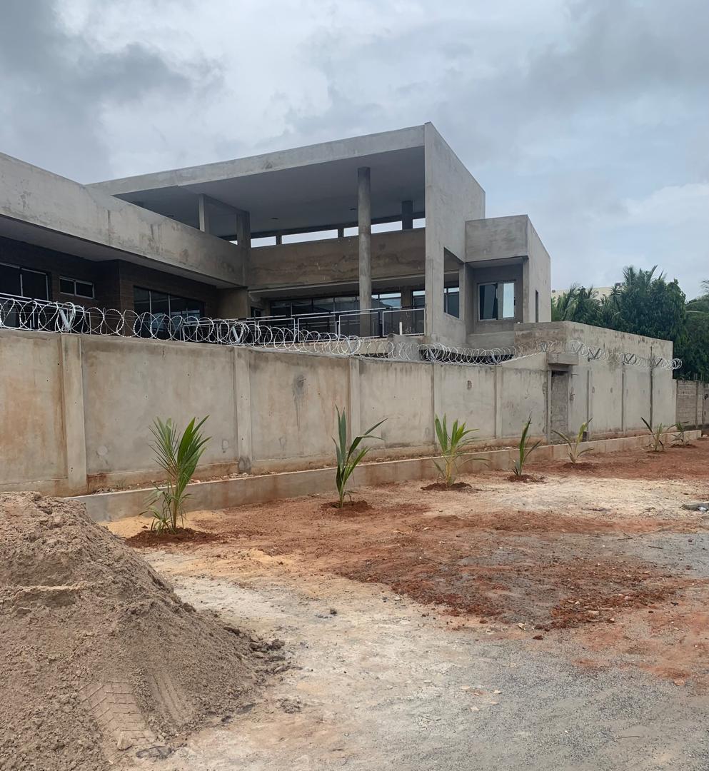 VENDRE – RÉSIDENCE D’EXCEPTION DE 8 PIÈCES AVEC TERRAIN ARRIÈRE À LA CITÉ OUA (LOMÉ)