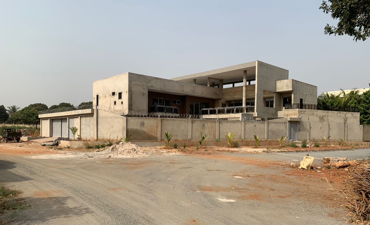 VENDRE – RÉSIDENCE D’EXCEPTION DE 8 PIÈCES AVEC TERRAIN ARRIÈRE À LA CITÉ OUA (LOMÉ)
