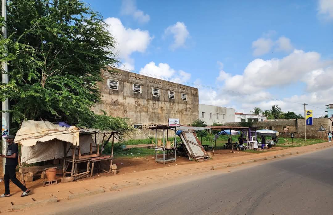 À VENDRE – TERRAIN DE 601 m² EN ANGLE, FAÇADE DE 40M AU BORD DU GOUDRON À HEDZRANAWOÉ
