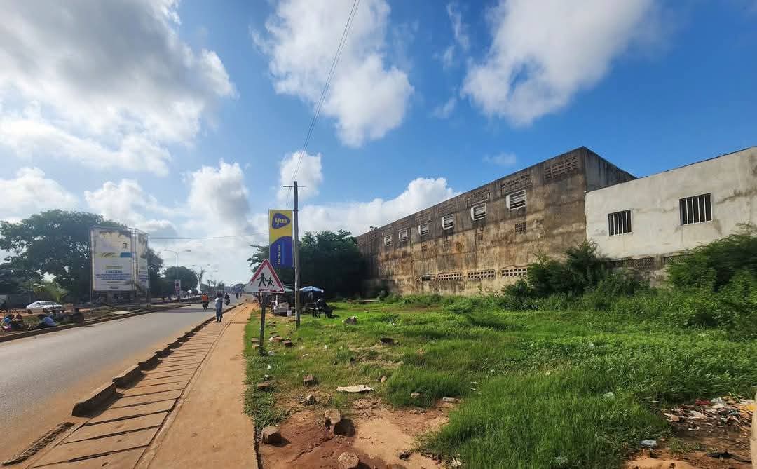 À VENDRE – TERRAIN DE 601 m² EN ANGLE, FAÇADE DE 40M AU BORD DU GOUDRON À HEDZRANAWOÉ