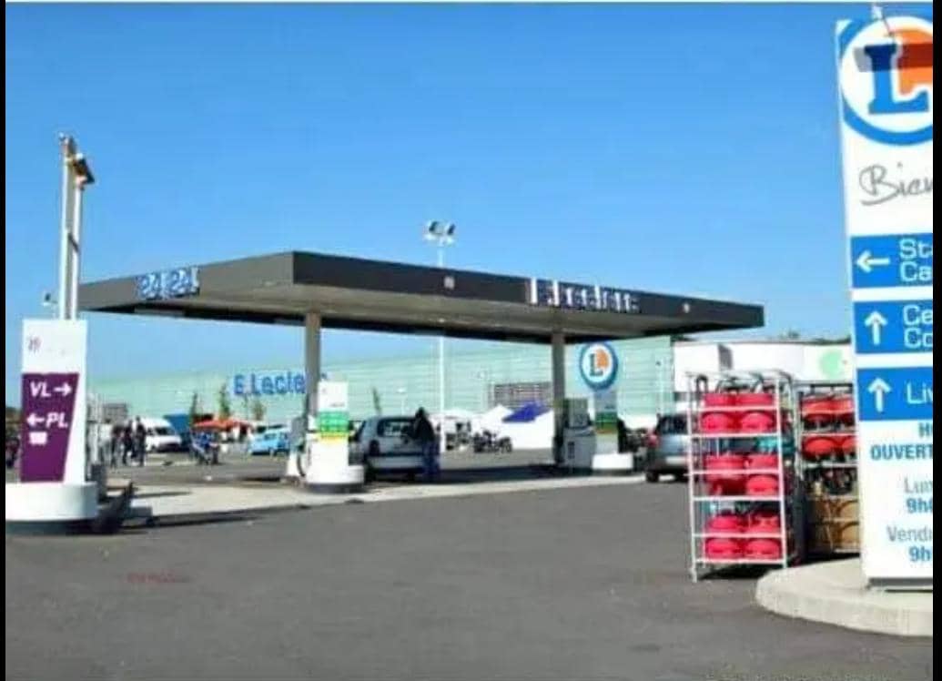STATION-SERVICE À VENDRE À AMADAHOMÉ – 1/2 LOT – HORS ANGLE ET NON EN BORDURE DE GOUDRON – TITRE FONCIER – 800 MILLIONS