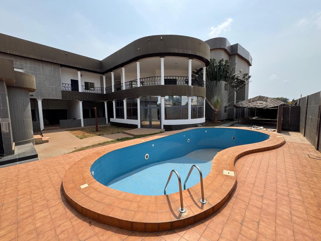 VILLA DUPLEX DE 14 PIÈCES À LOUER À LOMÉ - DJIDJOLÉ (À 150M DES PAVÉS)