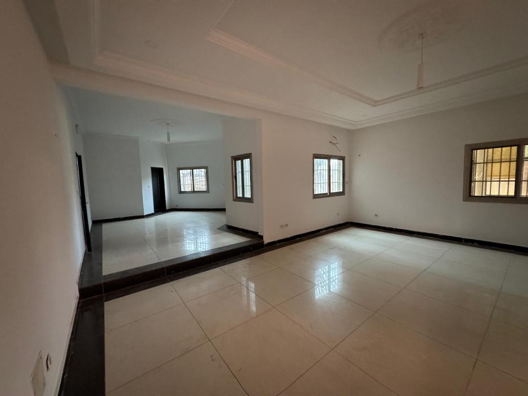 VILLA DUPLEX DE 14 PIÈCES À LOUER À LOMÉ - DJIDJOLÉ (À 150M DES PAVÉS)