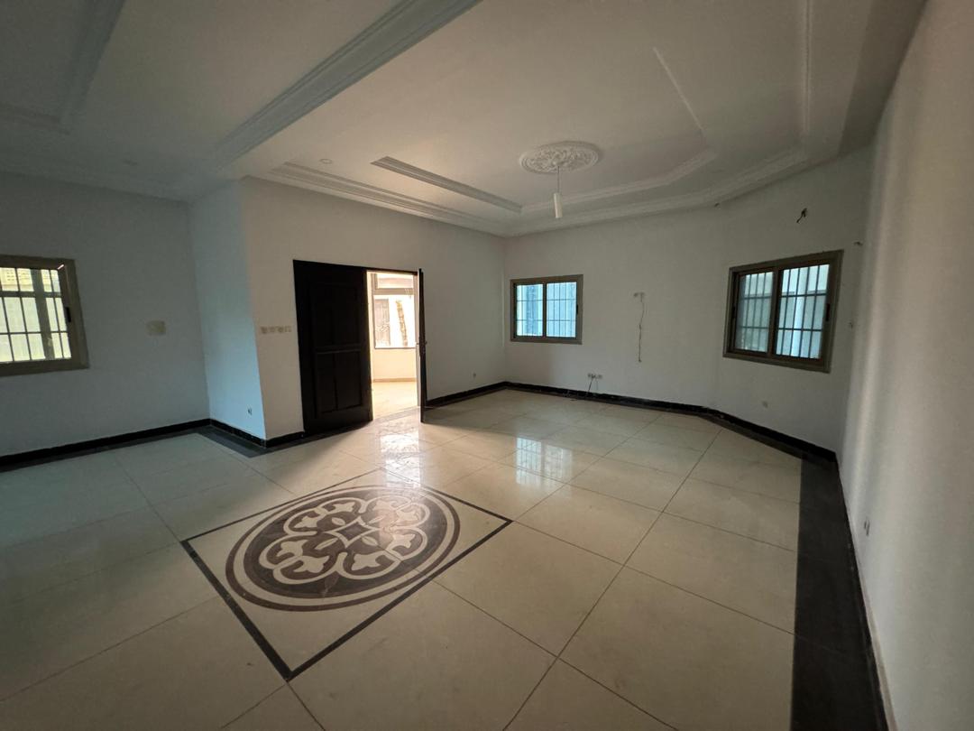 VILLA DUPLEX DE 14 PIÈCES À LOUER À LOMÉ - DJIDJOLÉ (À 150M DES PAVÉS)