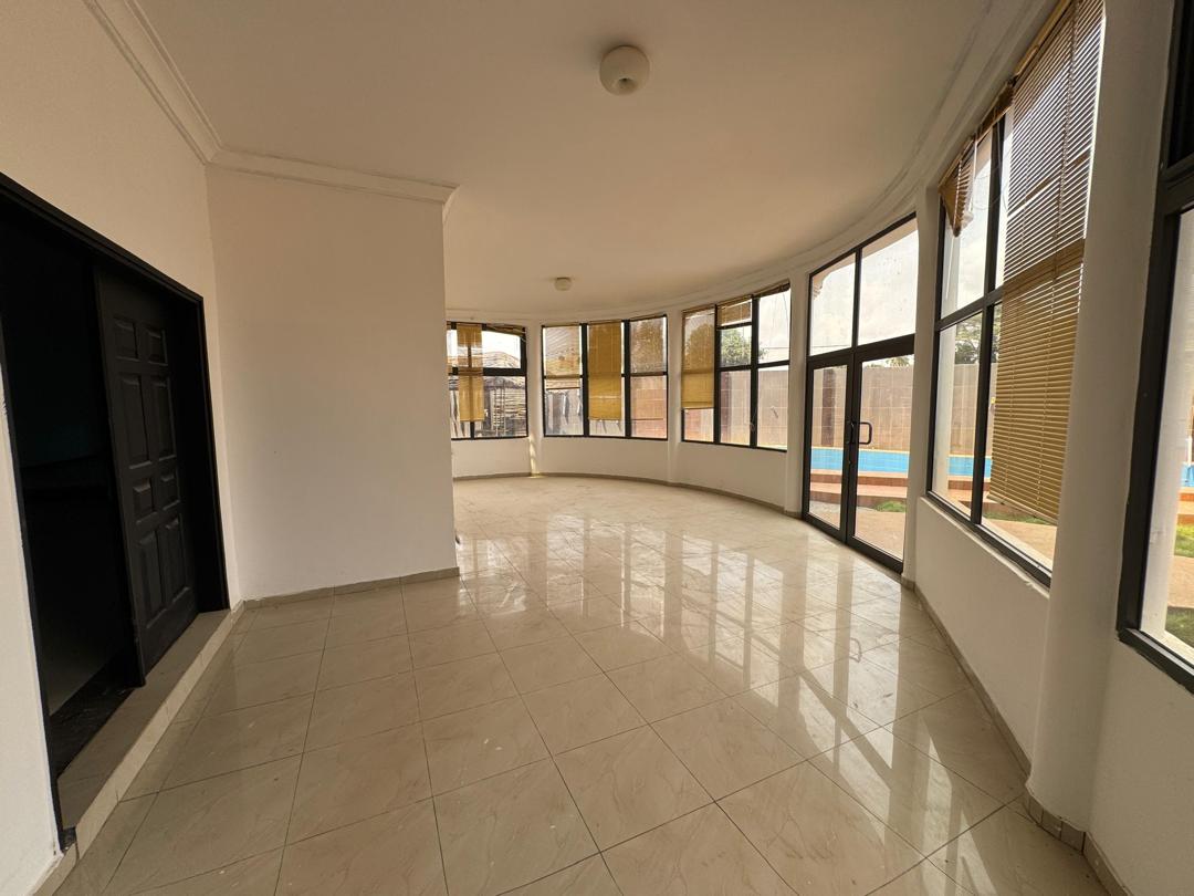 VILLA DUPLEX DE 14 PIÈCES À LOUER À LOMÉ - DJIDJOLÉ (À 150M DES PAVÉS)