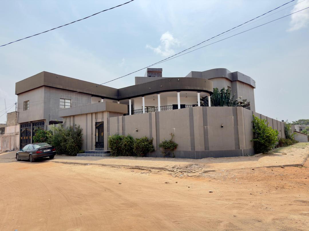 VILLA DUPLEX DE 14 PIÈCES À LOUER À LOMÉ - DJIDJOLÉ (À 150M DES PAVÉS)