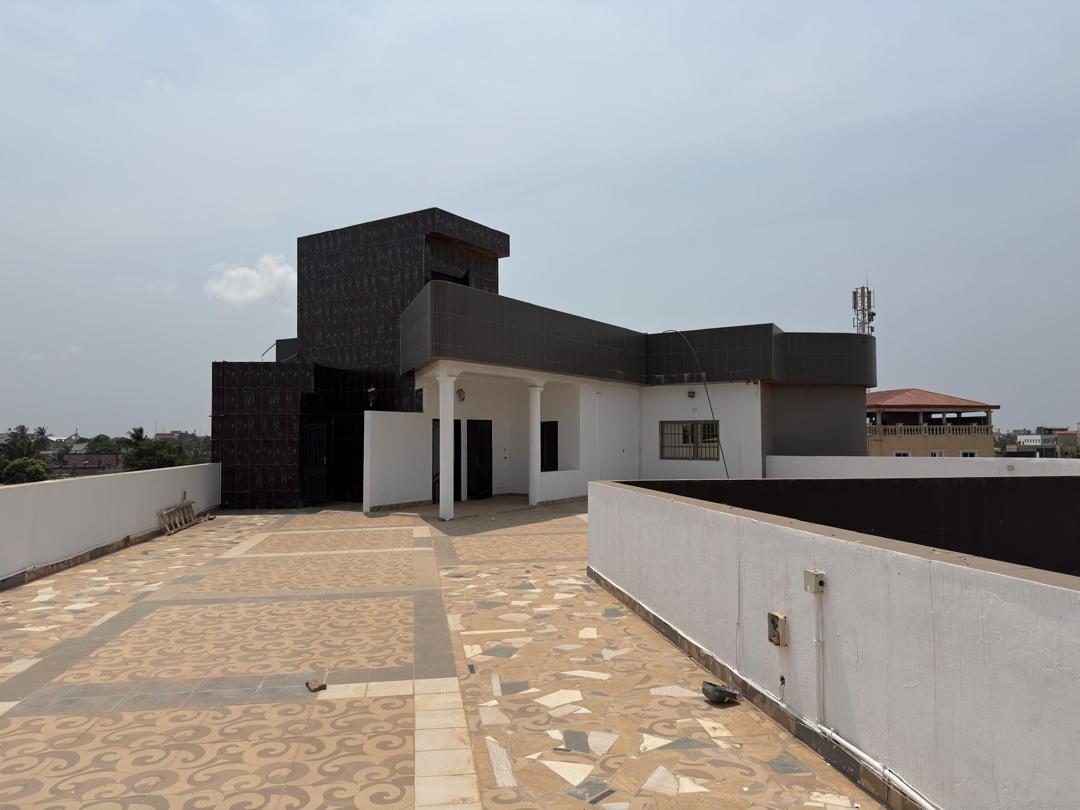 VILLA DUPLEX DE 14 PIÈCES À LOUER À LOMÉ - DJIDJOLÉ (À 150M DES PAVÉS)
