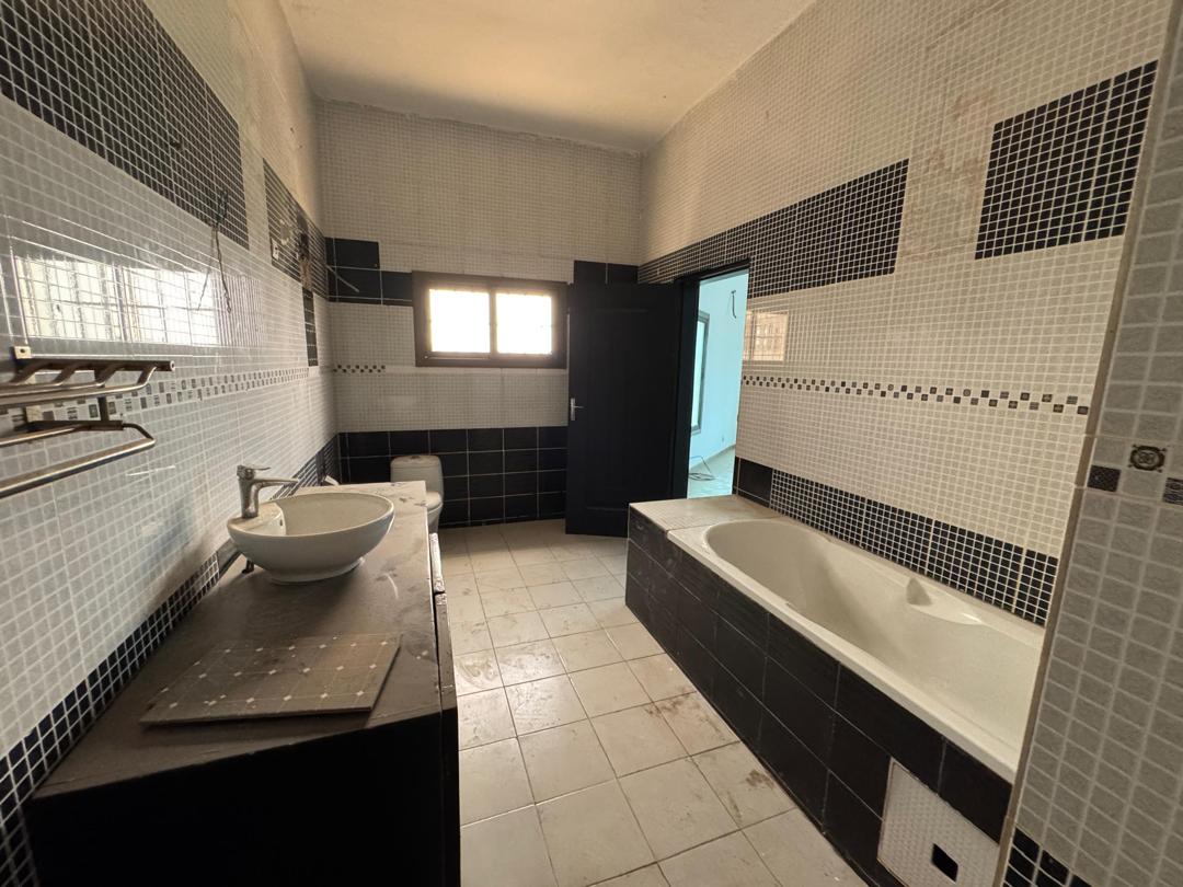 VILLA DUPLEX DE 14 PIÈCES À LOUER À LOMÉ - DJIDJOLÉ (À 150M DES PAVÉS)