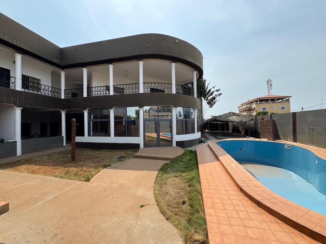 VILLA DUPLEX DE 14 PIÈCES À LOUER À LOMÉ - DJIDJOLÉ (À 150M DES PAVÉS)