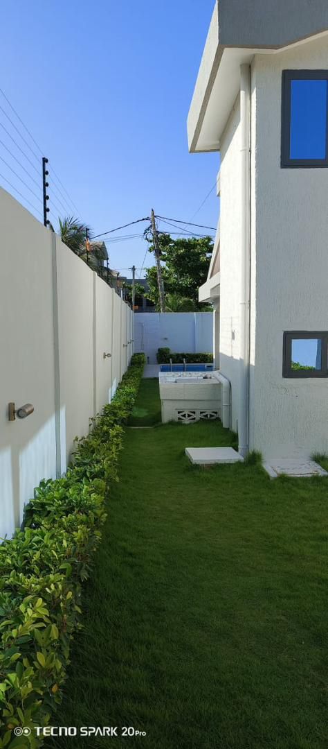 VILLA DUPLEX DE 12 PIÈCES À VENDRE À LOMÉ - BAGUIDA, CÔTÉ PLAGE (À 50 M DU GOUDRON)