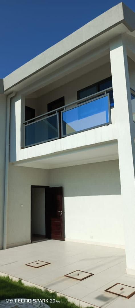 VILLA DUPLEX DE 12 PIÈCES À VENDRE À LOMÉ - BAGUIDA, CÔTÉ PLAGE (À 50 M DU GOUDRON)