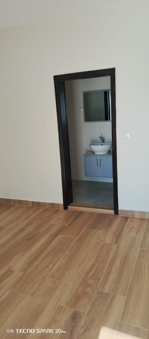 VILLA DUPLEX DE 12 PIÈCES À VENDRE À LOMÉ - BAGUIDA, CÔTÉ PLAGE (À 50 M DU GOUDRON)