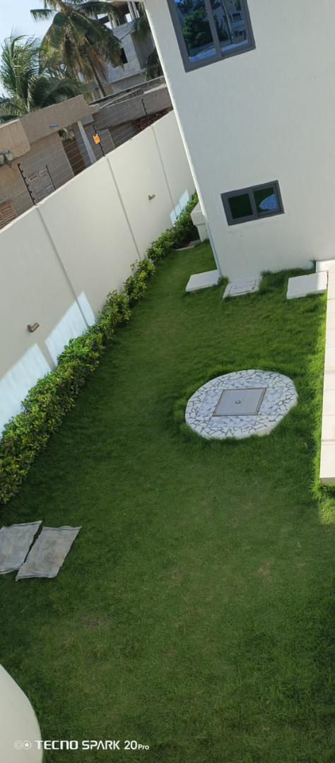 VILLA DUPLEX DE 12 PIÈCES À VENDRE À LOMÉ - BAGUIDA, CÔTÉ PLAGE (À 50 M DU GOUDRON)