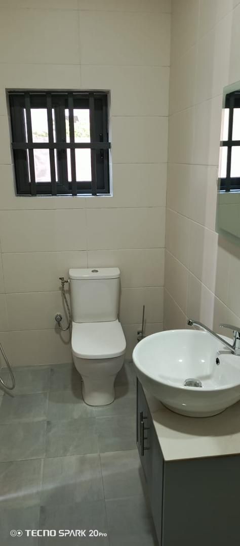 VILLA DUPLEX DE 12 PIÈCES À VENDRE À LOMÉ - BAGUIDA, CÔTÉ PLAGE (À 50 M DU GOUDRON)