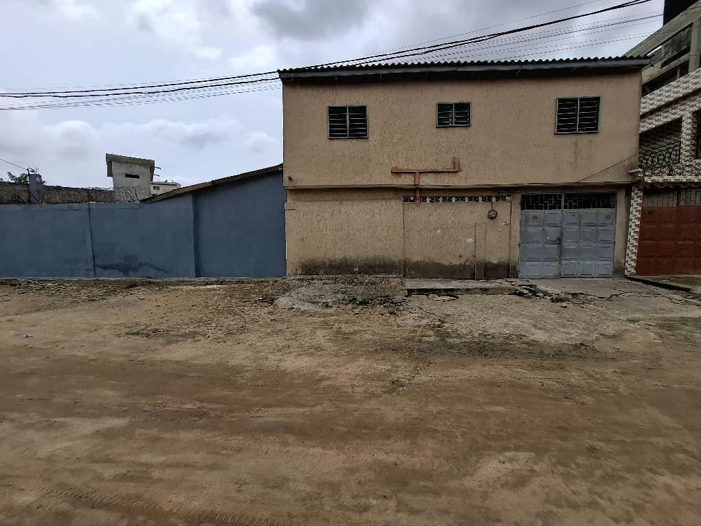 LOMÉ – TOTSIVI – VILLA 7 PIÈCES À VENDRE