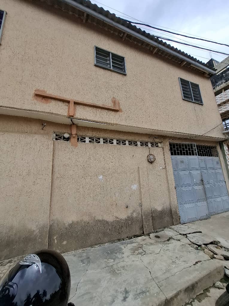 LOMÉ – TOTSIVI – VILLA 7 PIÈCES À VENDRE