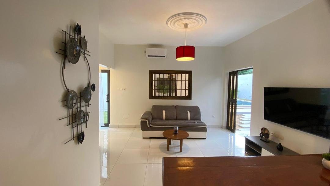 LOMÉ – BAGUIDA AVÉPOZO – VILLA 7 PIÈCES AVEC PISCINE À VENDRE