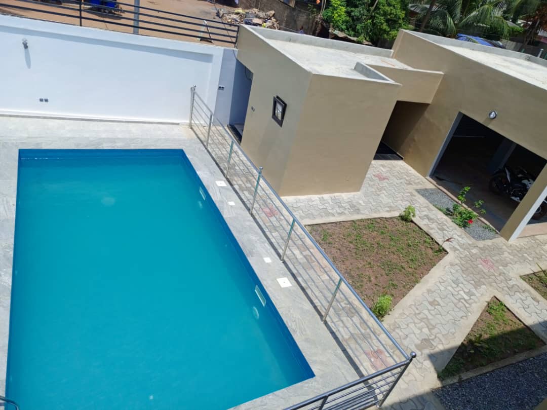 À VENDRE – VILLA DUPLEX AVEC PISCINE À AGODÉKÉ (155 MILLIONS FCFA)