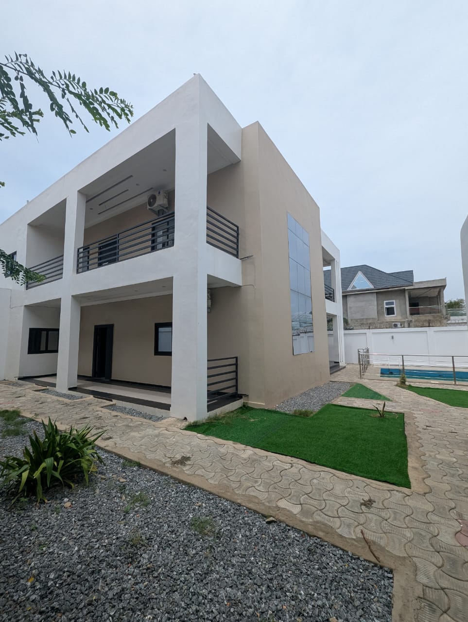 À VENDRE – VILLA DUPLEX AVEC PISCINE À AGODÉKÉ (155 MILLIONS FCFA)