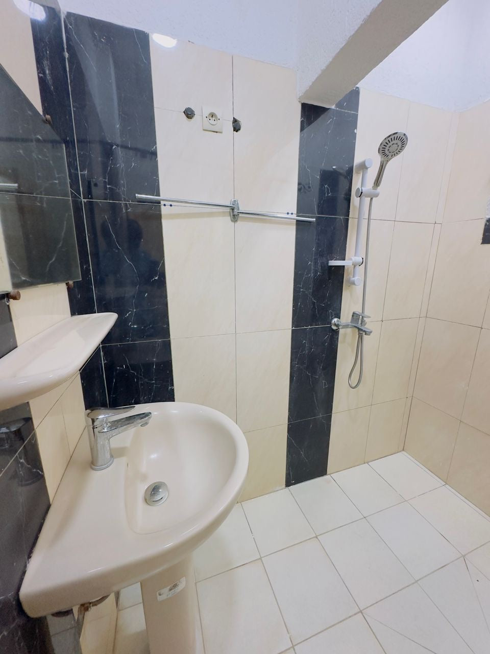 VILLA DE 9 PIÈCES À VENDRE À LOMÉ, CITÉ AÉROPORT – PLUS DE 1/2 LOT