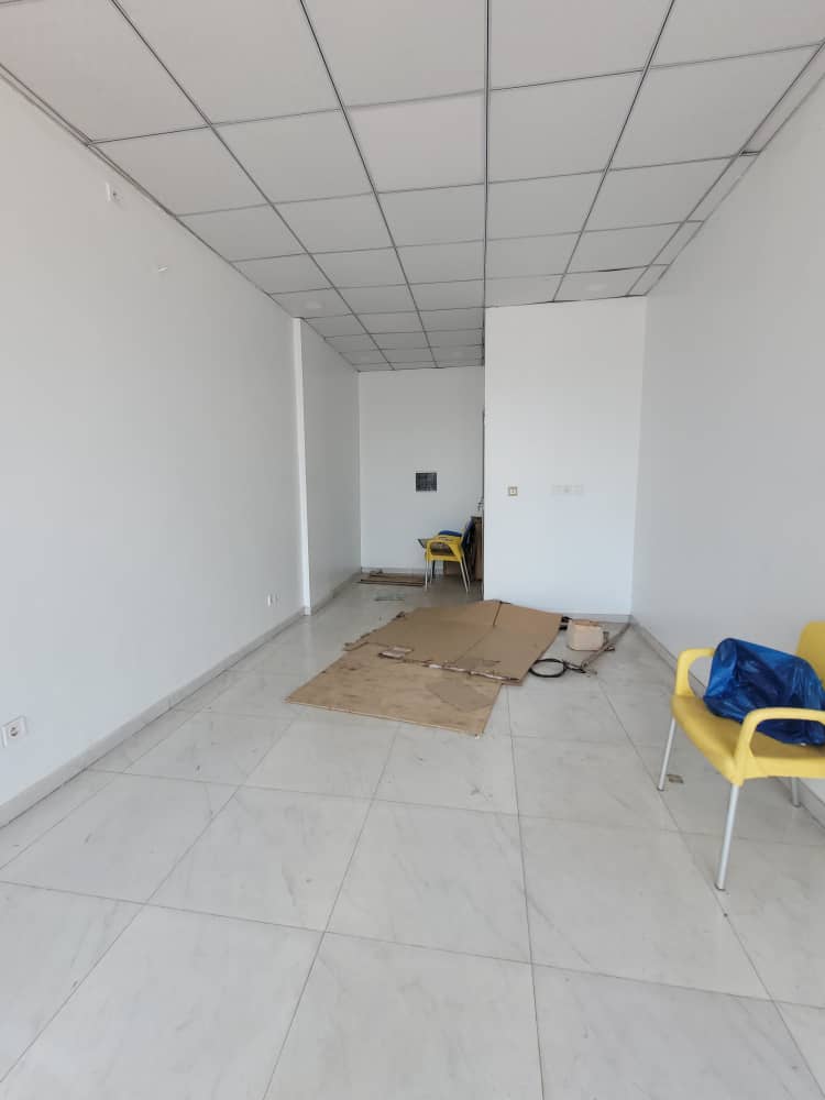 Boutique en location au bord du goudron à Dékon – 300000 FCFA