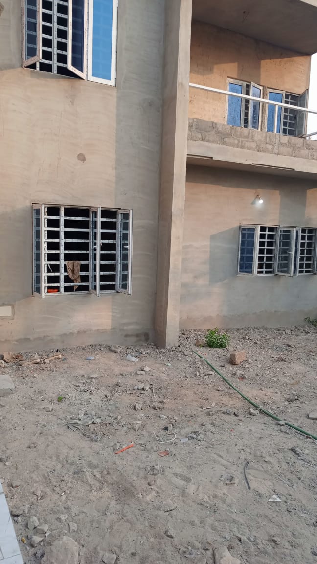 Immeuble R+1 en vente à Zanguera – 180 millions FCFA