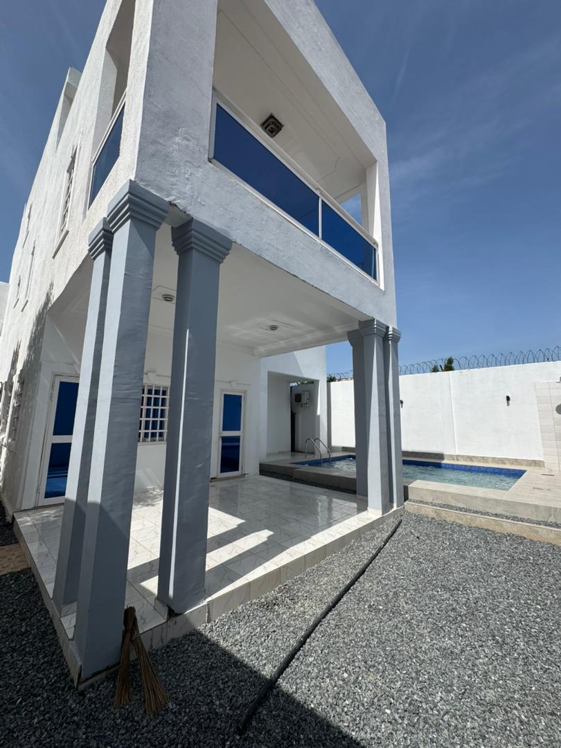 Villa duplex 6 chambres avec piscine et paillote à louer à Avédji – 1 000 000 FCFA