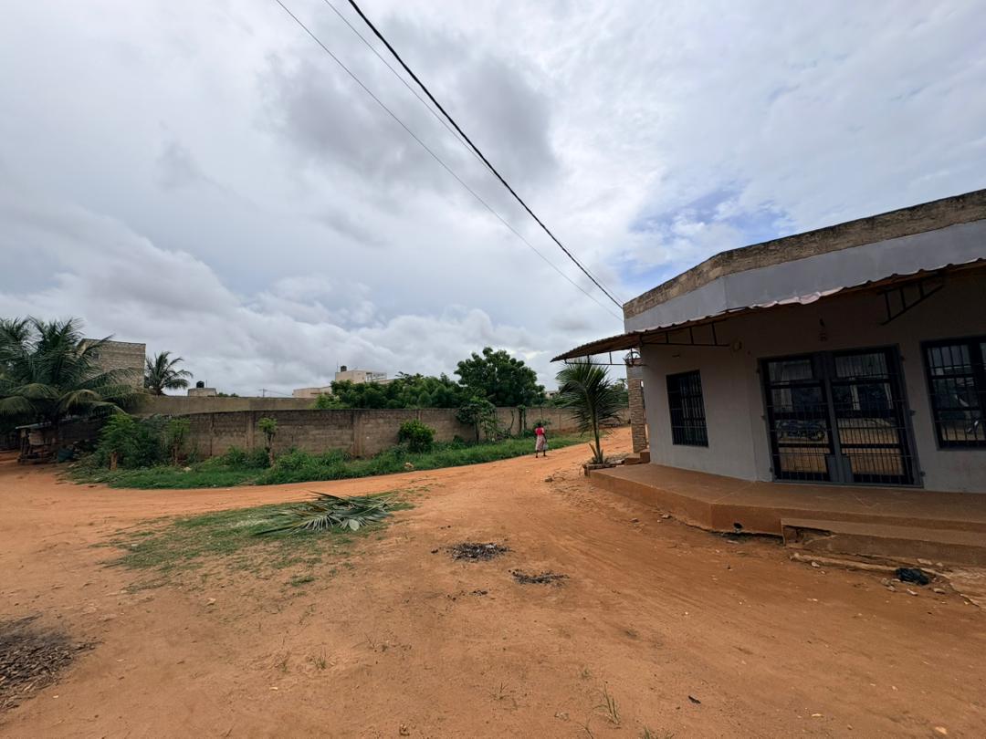 Demi lot rectangulaire en vente à Legbassito Derrière Les Soeurs – 14 millions FCFA