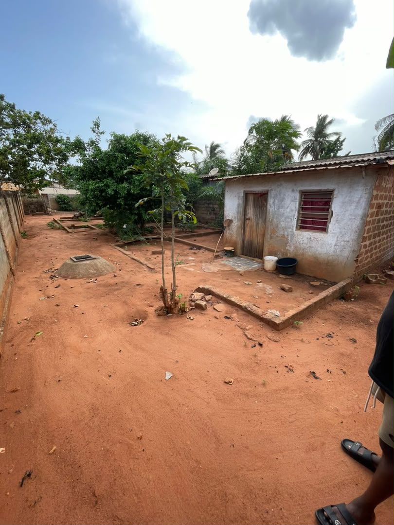 Demi lot clôturé avec une pièce à Agoè Kitsidjan – 22 000 000 FCFA