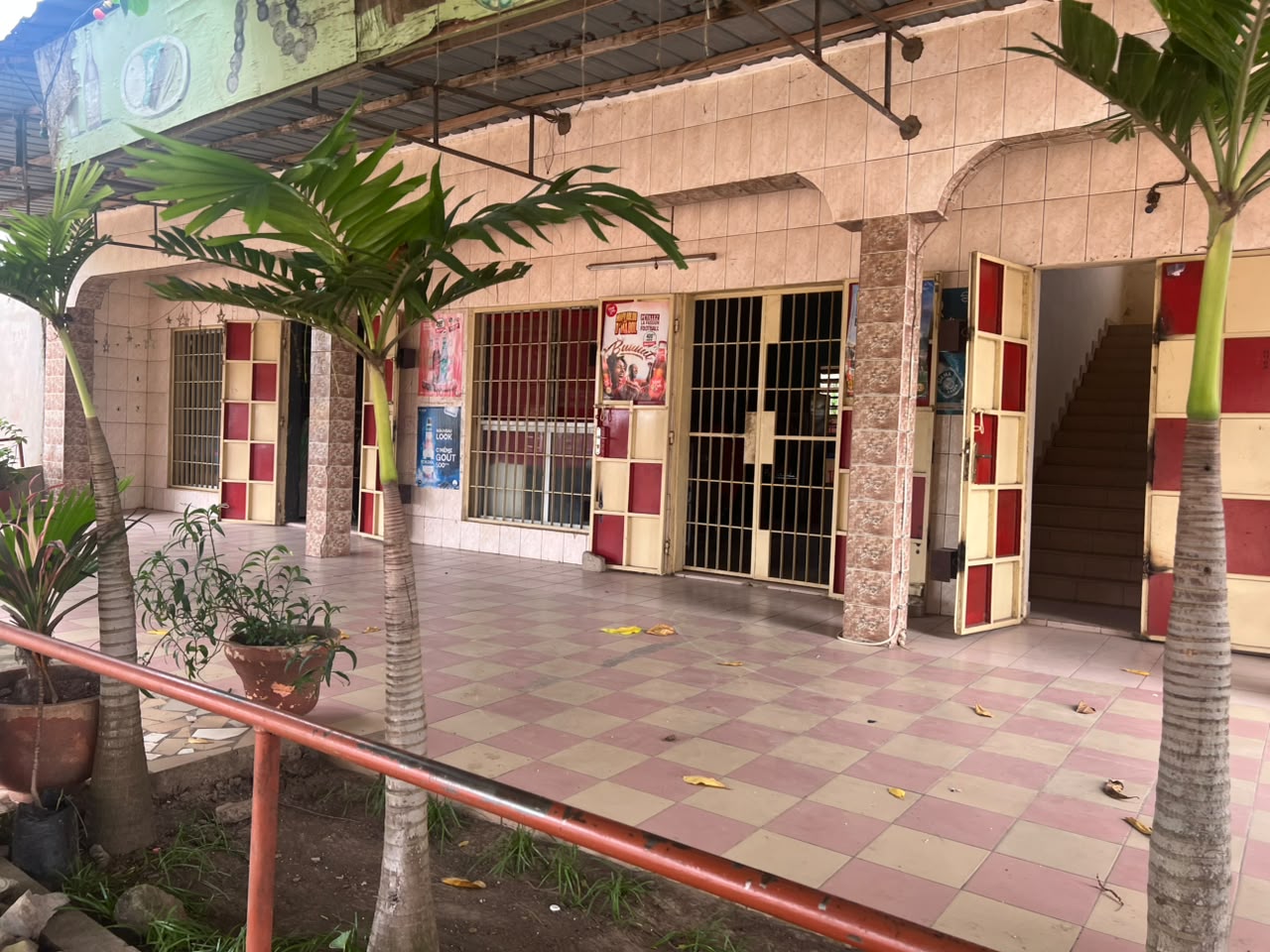 Immeuble locatif inachevé sur 1 lot en vente à Agbalépédo – 150 millions FCFA