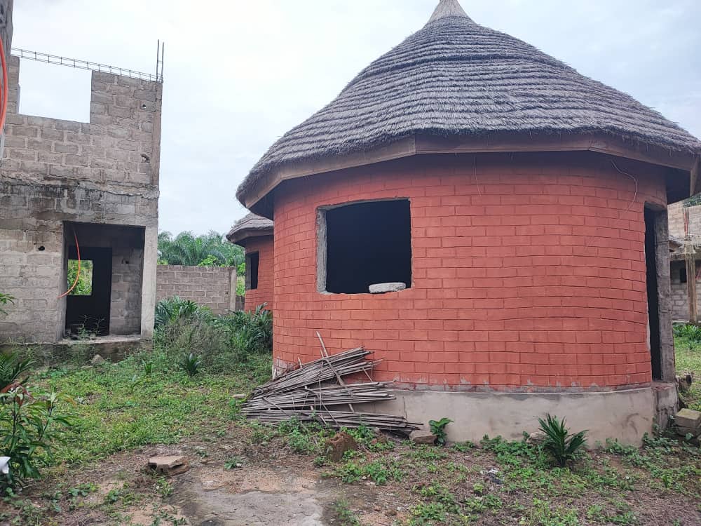 Hôtel inachevé en vente à Kpalimé, zone INFA de Tové – 40 millions FCFA